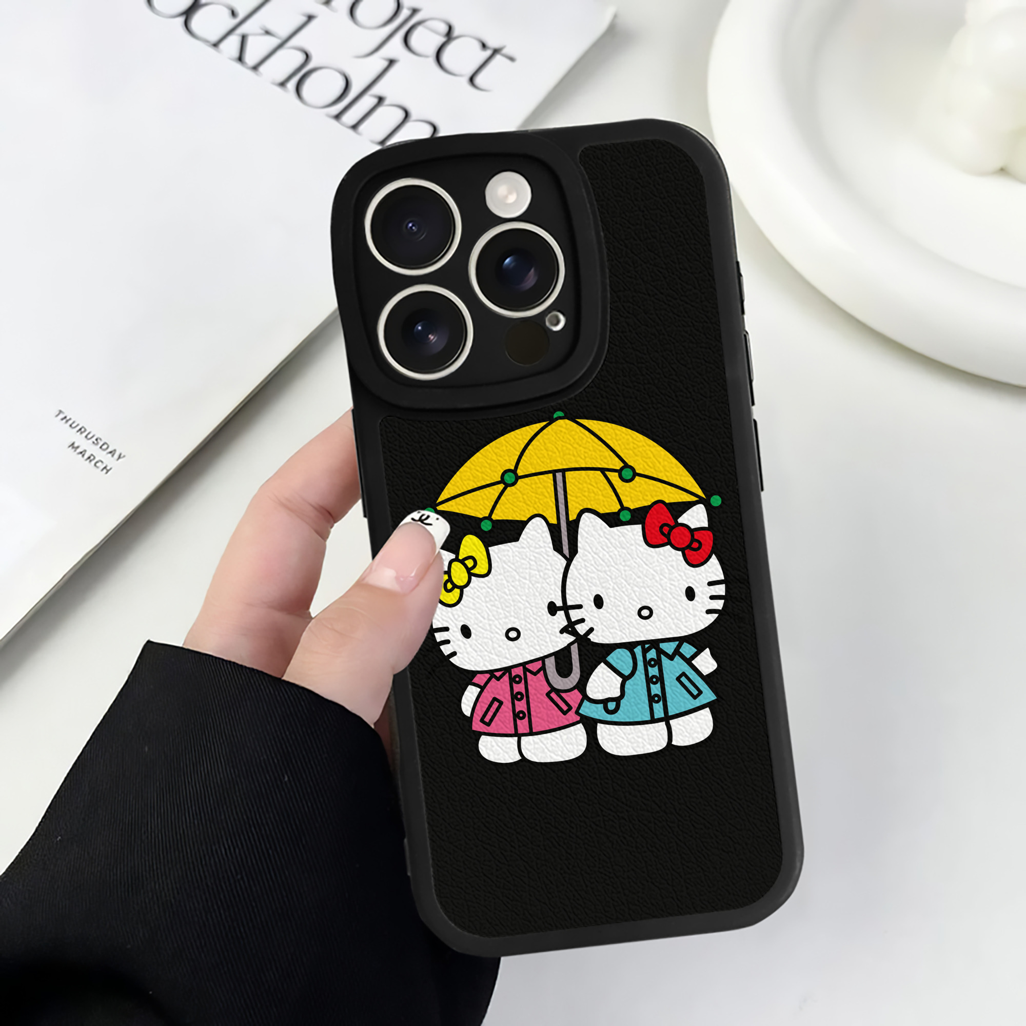 （画像用） Hello Kitty ハローキティ 【iPhone 16シリーズ対応】シリコンスマホケース（レザー調） 材質：シリコン